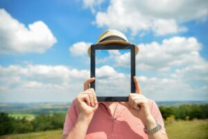 Website visitor identification resolving anonymous sessions to company accounts