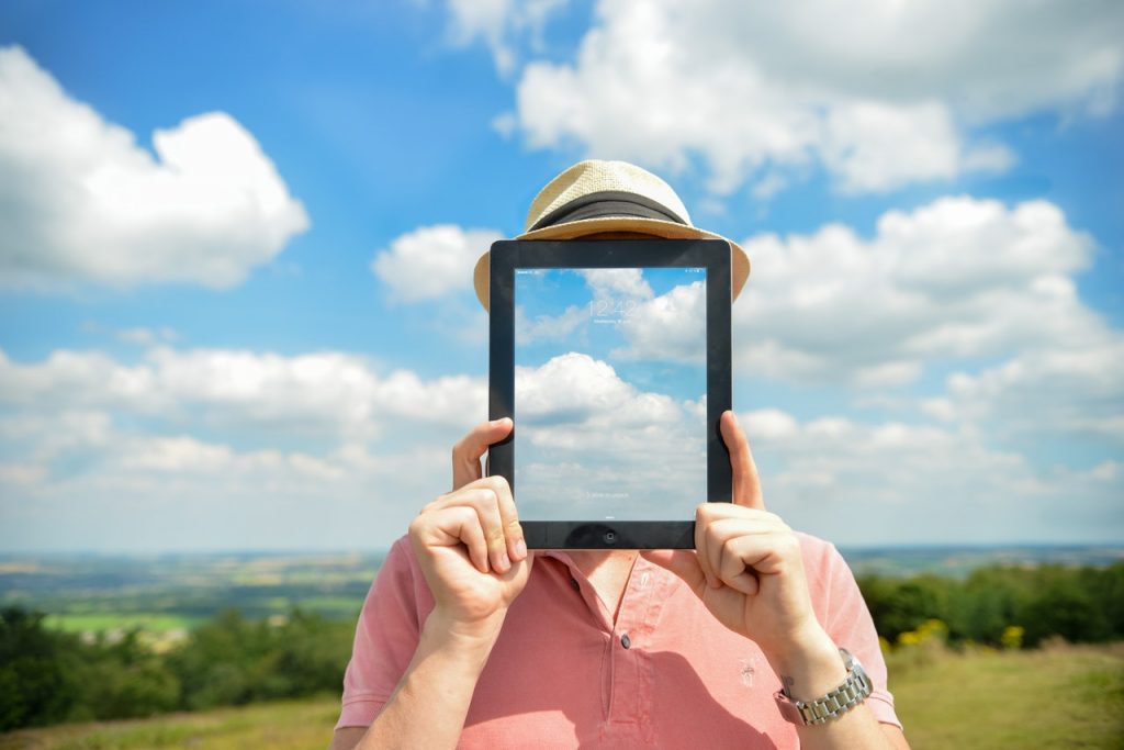Website visitor identification resolving anonymous sessions to company accounts